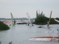 Bijna windstil aan de kant bij het proberen uit de baai te komen. Op weg naar de pratice race van het&nbsp;WK Raceboard Masters 2012.
