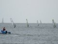 Naar buiten dobberen met de andere deelnemers voor de practisch race van de&nbsp;WK Raceboard Masters 2012. De startboot ligt aan de horizon.
