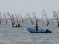 Dobberend door het startveld van de wachtende Technos op weg naar de start van de pratice race van de&nbsp;WK Raceboard Masters 2012. Mooi gezicht, honderden techno zeiltjes met nummers uit de hele wereld.