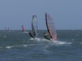Naar buiten varen met Menno. Ik rechts met het zwart/oranje zeil: Power Sails MX Race 7.5