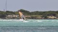 Heerlijk surfen op Corsica: Bonifacio. Lekker springen op de zandbank, als je de golven in dit glas heldere water kunt zien.