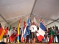  De openings ceremony van het WK course race Youth en Masters. Alle vlaggen van alle aanwezige landen op het podium.